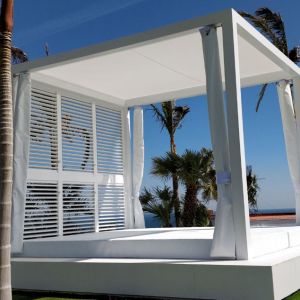 Side view of the bioclimatic pergola with curtains